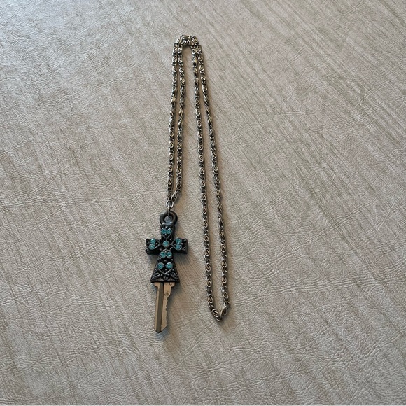 Key to my castle cross necklace - Picture 3 of 6